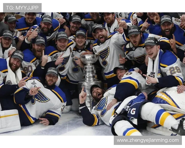 闪电与企鹅的激烈对决NHL冰球赛精彩瞬间回顾与分析